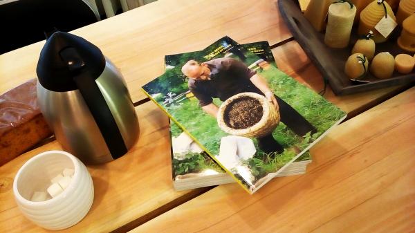 Bij en Imker in woord en beeld; het leven van Marinus van Blijderveen