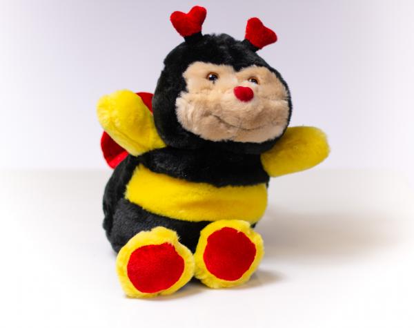 Knuffel zittend, ongeveer 22 cm