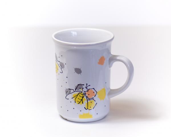 Mok honingbij -wit - met modern bijenmotief